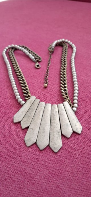 Collar con Piezas Geométricas