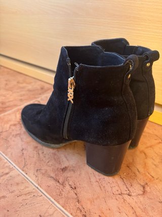 Botines Negros con Cremallera Lateral
