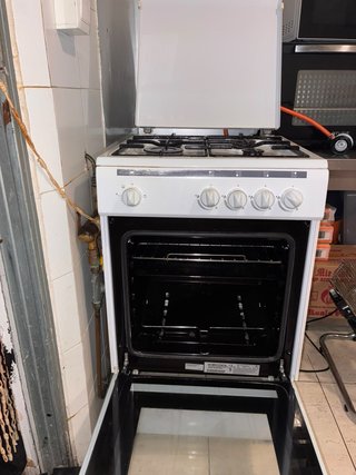 Cocina de Gas con 4 Fuegos y Horno