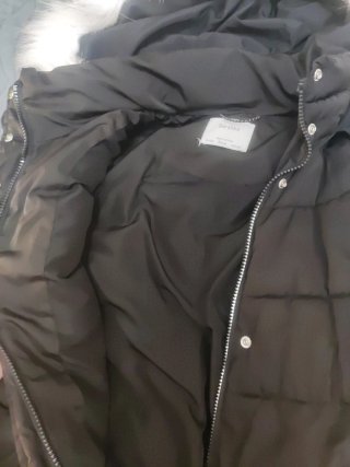 Abrigo negro con capucha y pelo