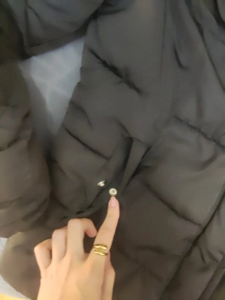 Abrigo negro con capucha y pelo