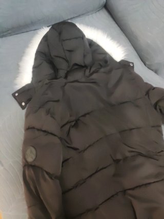 Abrigo negro con capucha y pelo