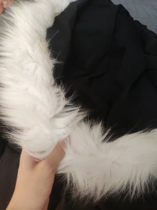 Abrigo negro con capucha y pelo