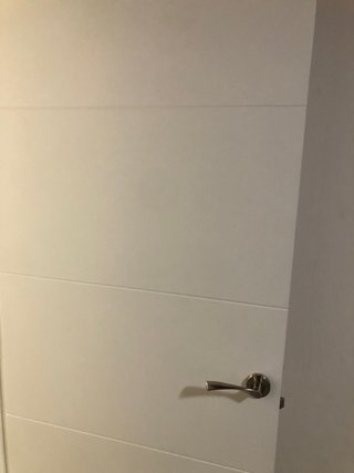 Puerta Blanca con Manilla Metálica