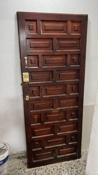 Puerta de madera maciza tallada