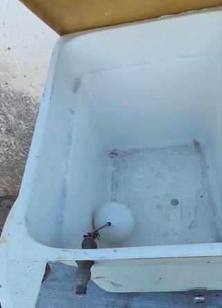 Cisterna de plástico blanca