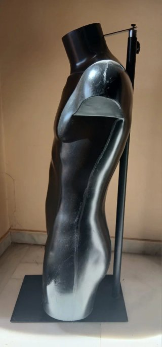 Maniquí Torso Negro colgado (con pie)