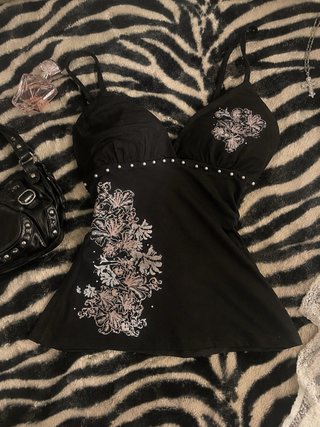 Top Cami Negro Estilo Y2K con Bordados