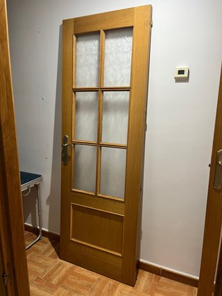 Puerta de madera con cristales