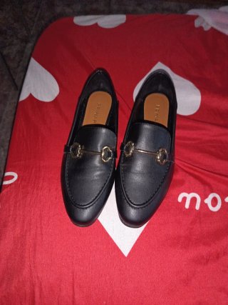 Zapatos negros Primark con detalle dorado