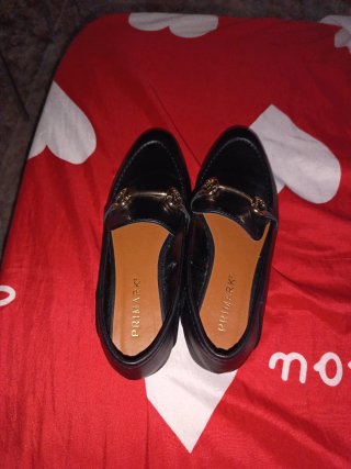 Zapatos negros Primark con detalle dorado
