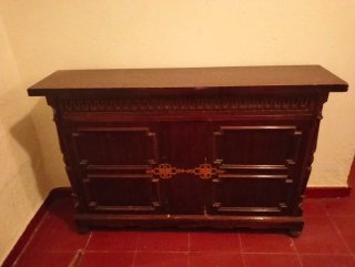 Taquillón de madera clásico para restaurar