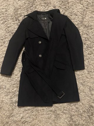 Trench nero elegante con cintura