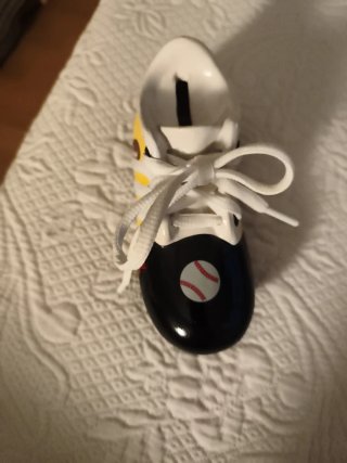 Hucha con forma de bota deportiva y caballito piel