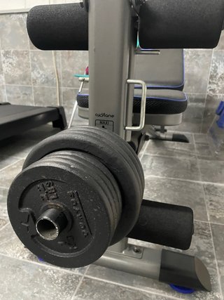 Banco de musculación con pesas