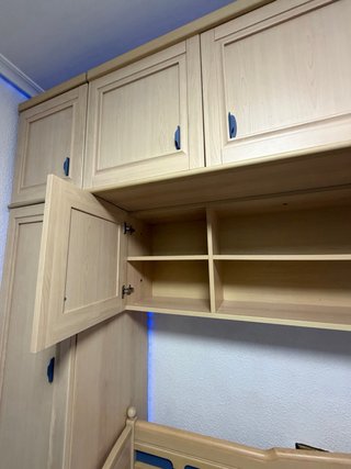Conjunto de armarios y cama