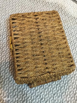Cesta mimbre asas madera flor amarilla hecha mano