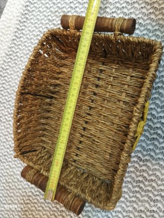 Cesta mimbre asas madera flor amarilla hecha mano