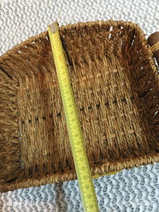 Cesta mimbre asas madera flor amarilla hecha mano