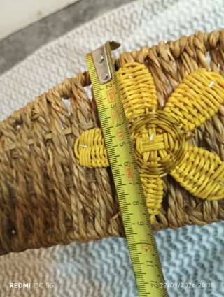 Cesta mimbre asas madera flor amarilla hecha mano