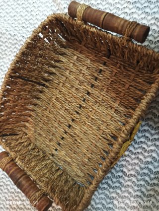 Cesta mimbre asas madera flor amarilla hecha mano