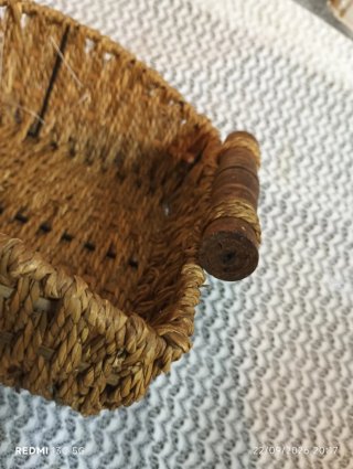 Cesta mimbre asas madera flor amarilla hecha mano