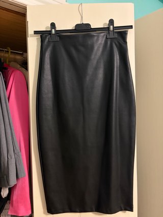 Falda Midi de Efecto Piel Negra