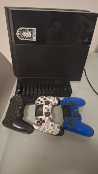 Consola PlayStation 4 (PS4) con 3 mandos