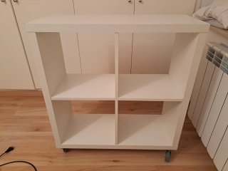 Mesa auxiliar con ruedas