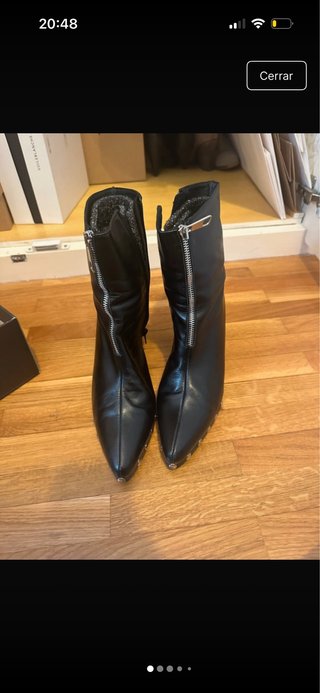 Botines Negros con Cremallera Frontal