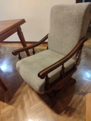Mesa de comedor de madera con balancines