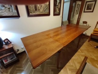 Mesa de comedor de madera con balancines