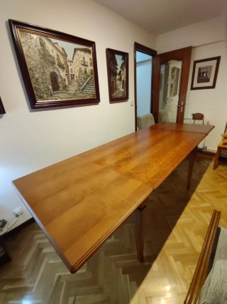 Mesa de comedor de madera con balancines
