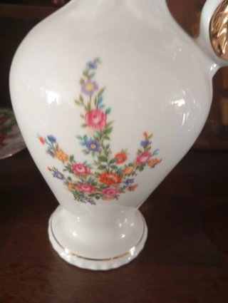 Jarra de porcelana con detalles dorados