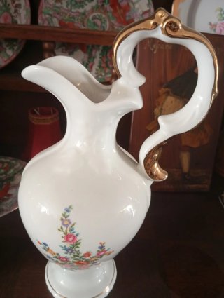 Jarra de porcelana con detalles dorados