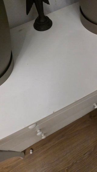 Cómoda blanca de madera