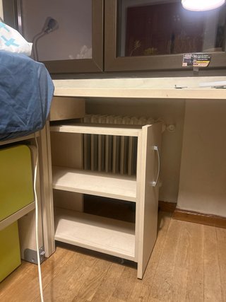 Dormitorio Juvenil con Estantería, mesa y Cajonera