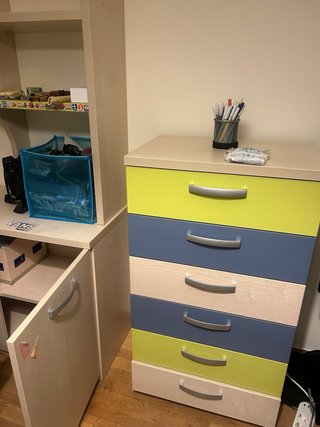 Dormitorio Juvenil con Estantería, mesa y Cajonera
