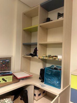 Dormitorio Juvenil con Estantería, mesa y Cajonera
