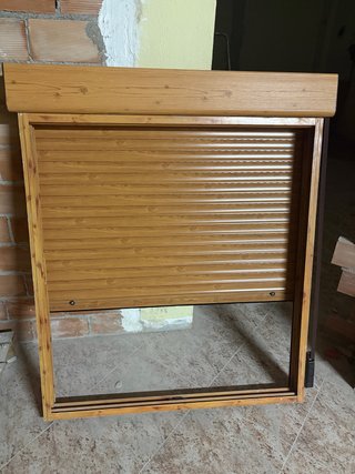 Ventana con persiana y reja