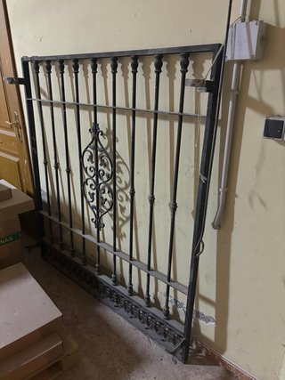 Ventana con persiana y reja