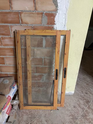 Ventana con persiana y reja