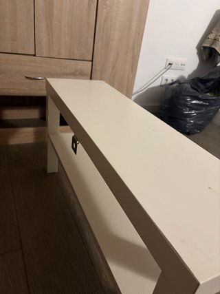 Taburete blanco de madera