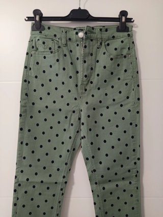Pantalones verdes con lunares negros