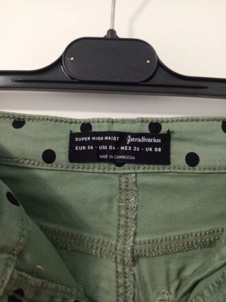 Pantalones verdes con lunares negros