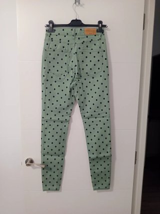 Pantalones verdes con lunares negros