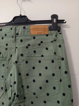 Pantalones verdes con lunares negros