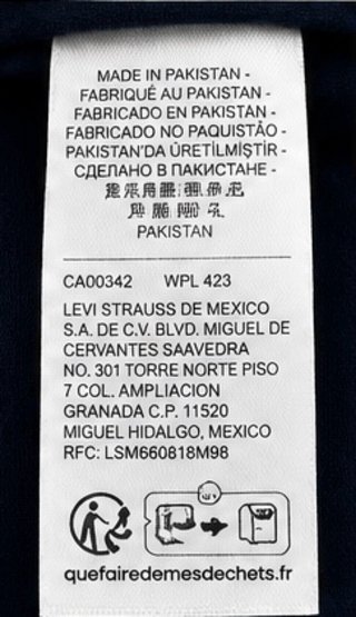 Camiseta Levi’s Standard azul marino logo pequeño