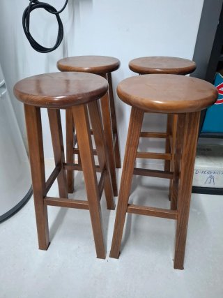Juego de 4 taburetes de madera