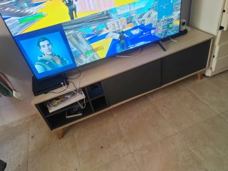 Televisión Grande Negra y Multicolor